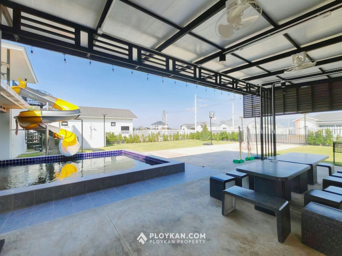 Spacious 5-Bedroom Pool Villa with Large Garden for Rent