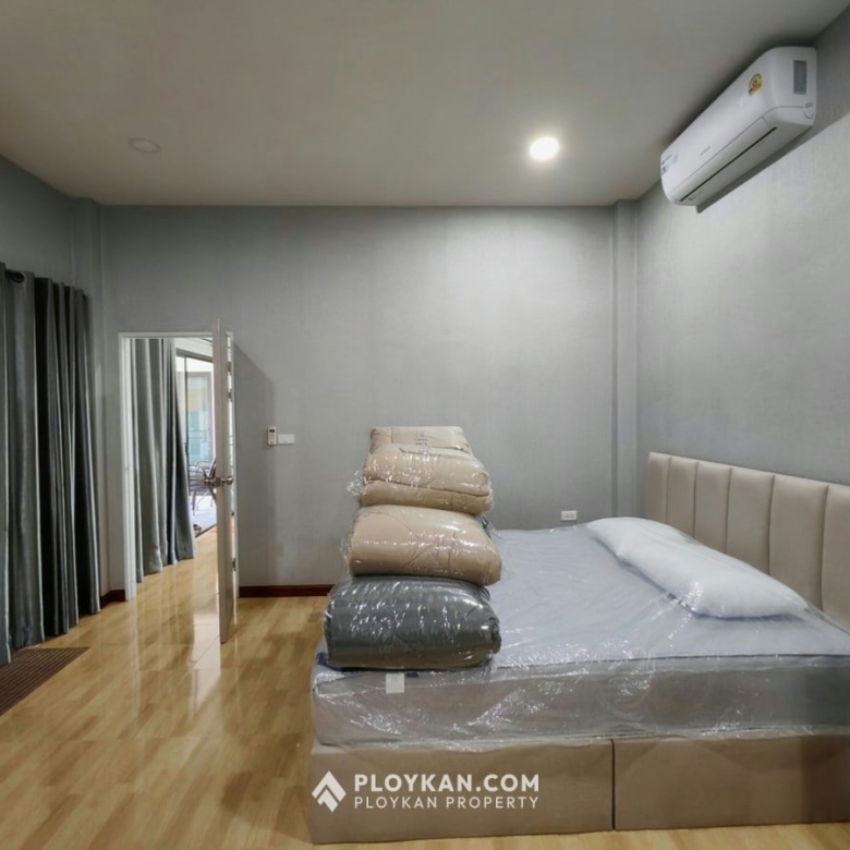 Spacious 5-Bedroom Pool Villa with Large Garden for Rent