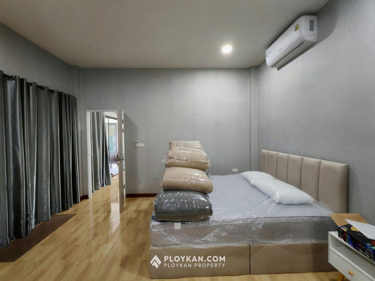 Spacious 5-Bedroom Pool Villa with Large Garden for Rent