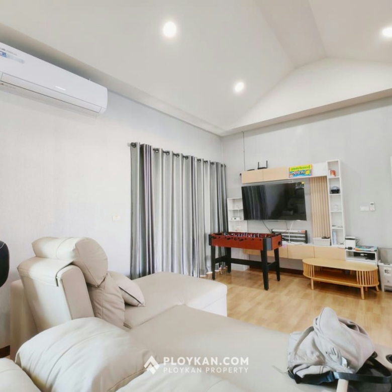 Spacious 5-Bedroom Pool Villa with Large Garden for Rent