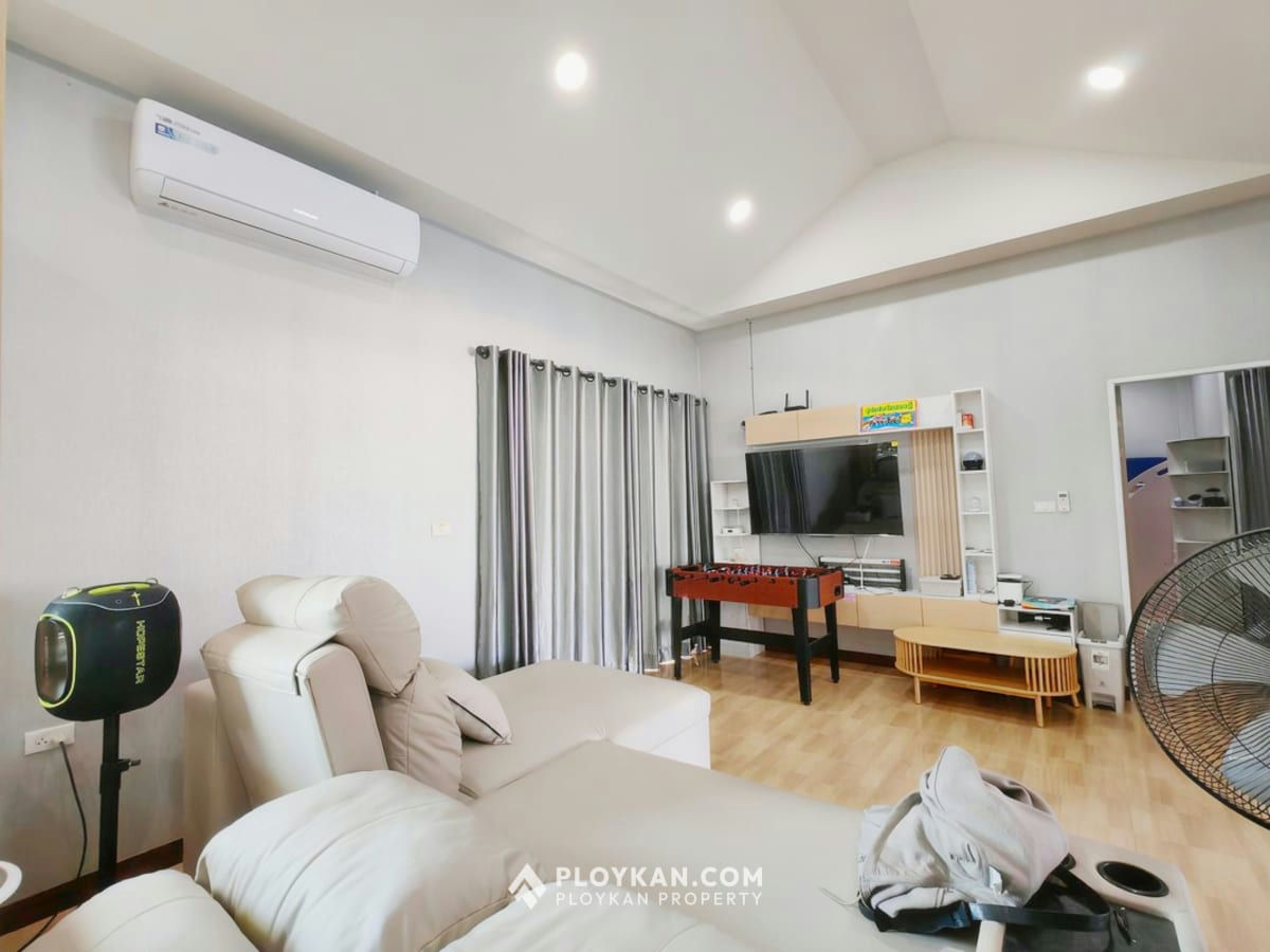 Spacious 5-Bedroom Pool Villa with Large Garden for Rent