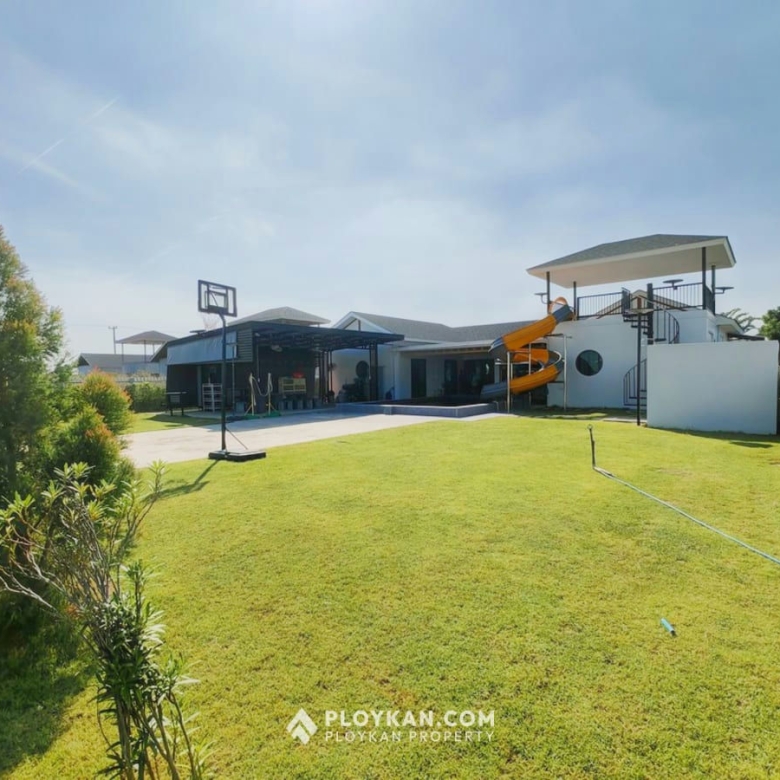Spacious 5-Bedroom Pool Villa with Large Garden for Rent