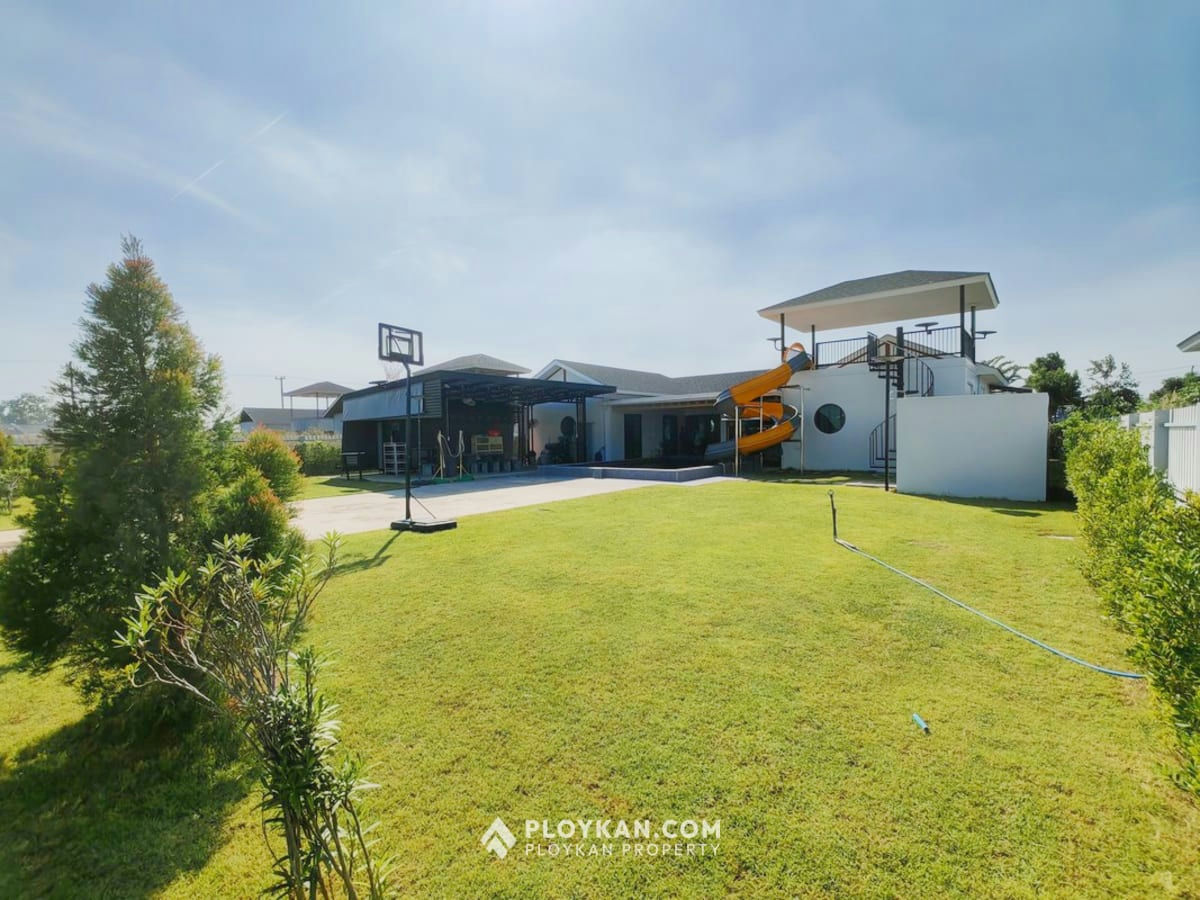Spacious 5-Bedroom Pool Villa with Large Garden for Rent