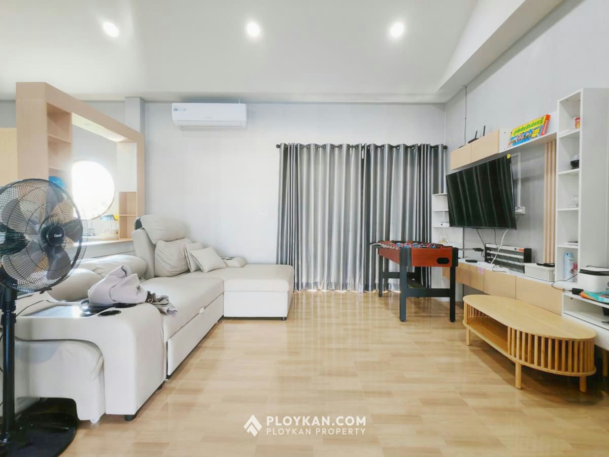 Spacious 5-Bedroom Pool Villa with Large Garden for Rent