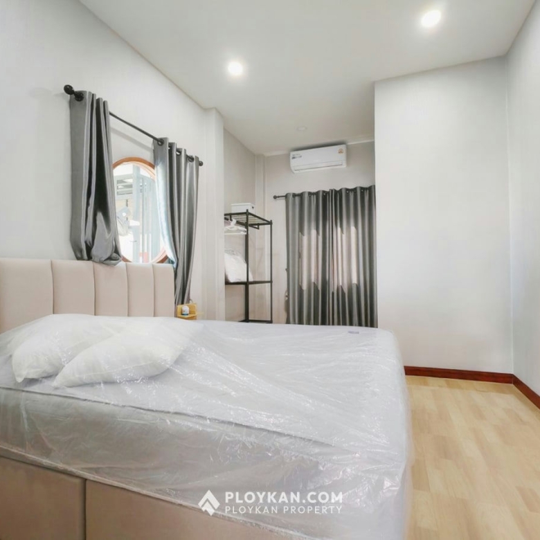 Spacious 5-Bedroom Pool Villa with Large Garden for Rent