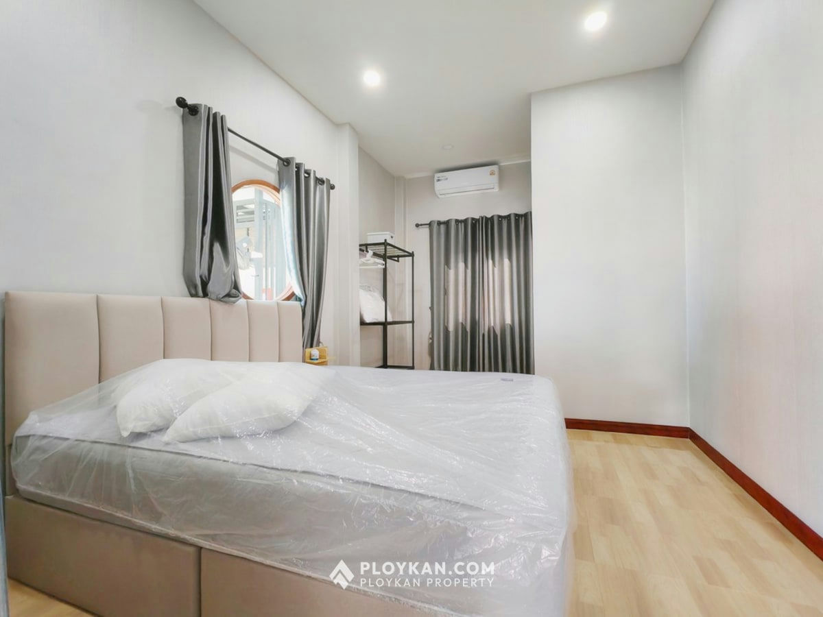 Spacious 5-Bedroom Pool Villa with Large Garden for Rent