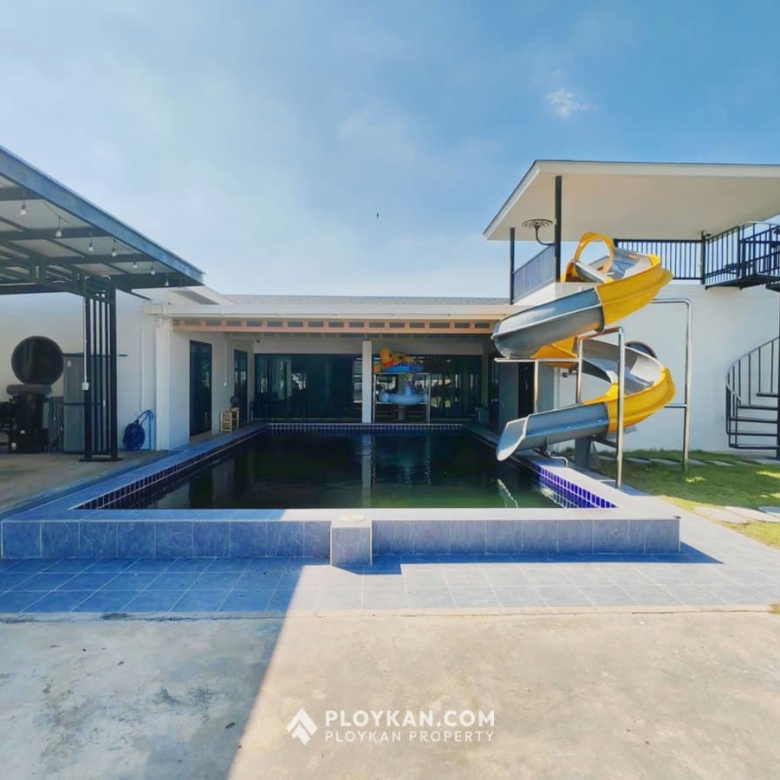 Spacious 5-Bedroom Pool Villa with Large Garden for Rent