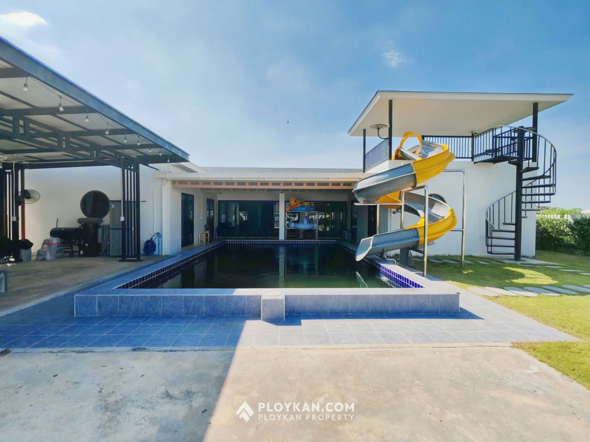 Spacious 5-Bedroom Pool Villa with Large Garden for Rent