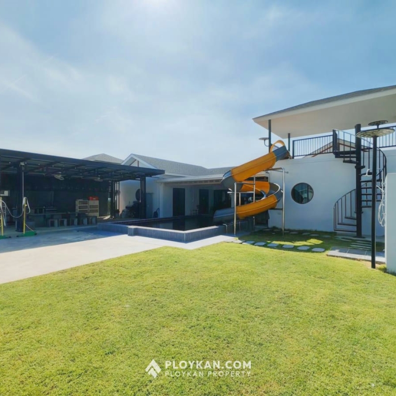 Spacious 5-Bedroom Pool Villa with Large Garden for Rent