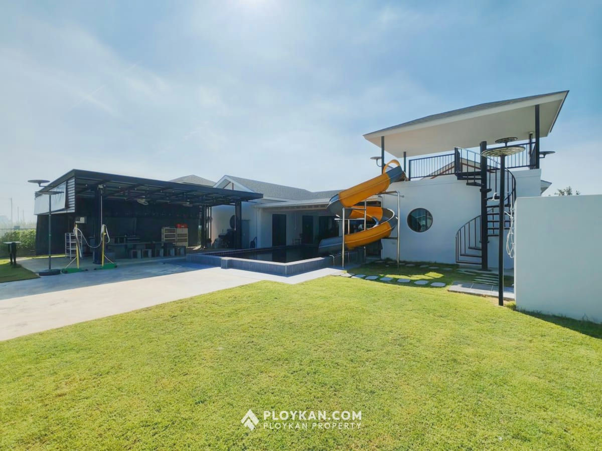 Spacious 5-Bedroom Pool Villa with Large Garden for Rent