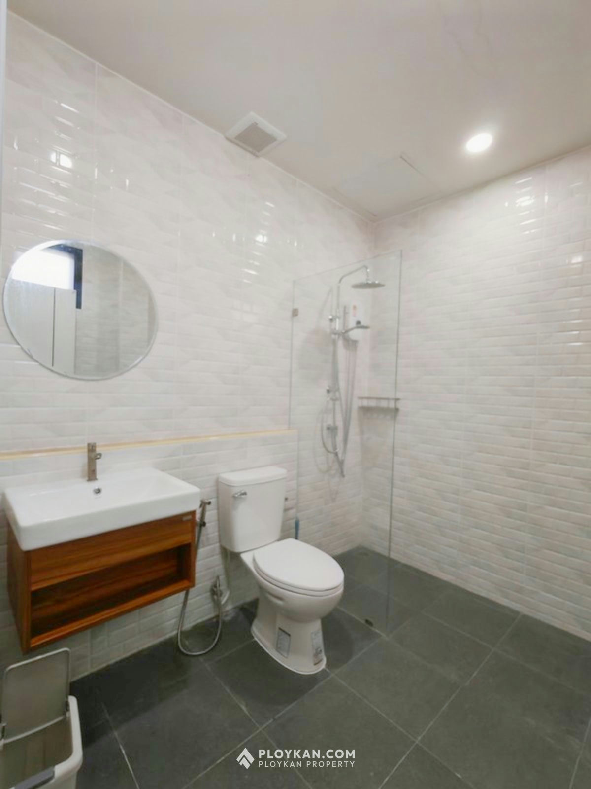 Spacious 5-Bedroom Pool Villa with Large Garden for Rent