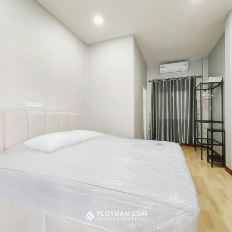 Spacious 5-Bedroom Pool Villa with Large Garden for Rent