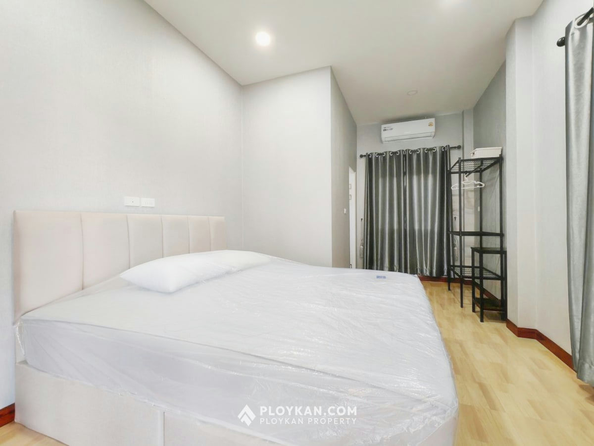 Spacious 5-Bedroom Pool Villa with Large Garden for Rent