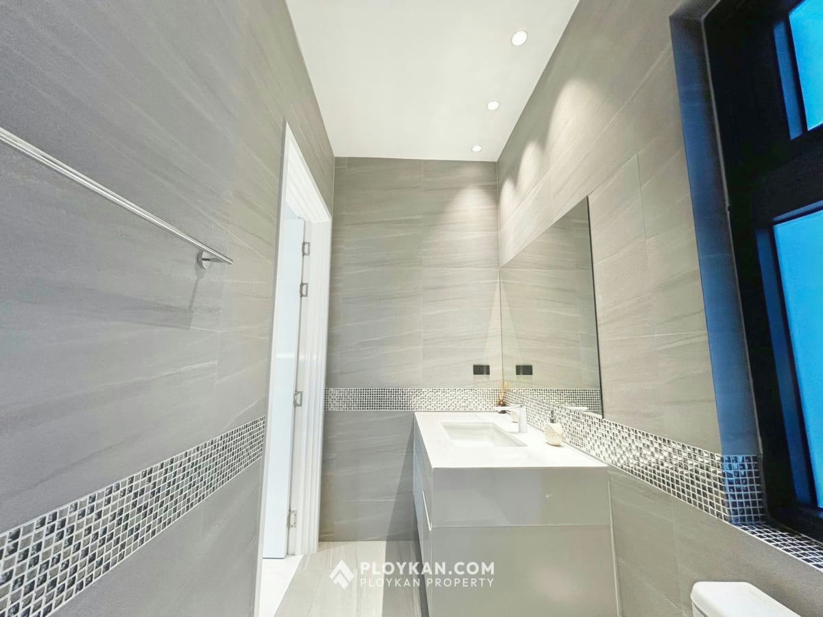 Luxury 4-Bedroom Pool Villa for Rent In The Clouds II