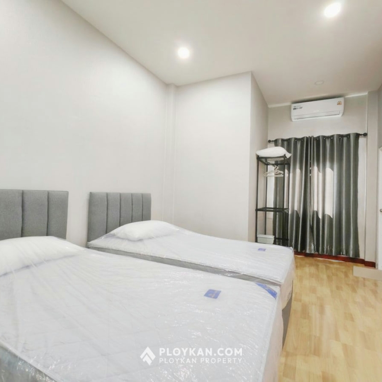 Spacious 5-Bedroom Pool Villa with Large Garden for Rent