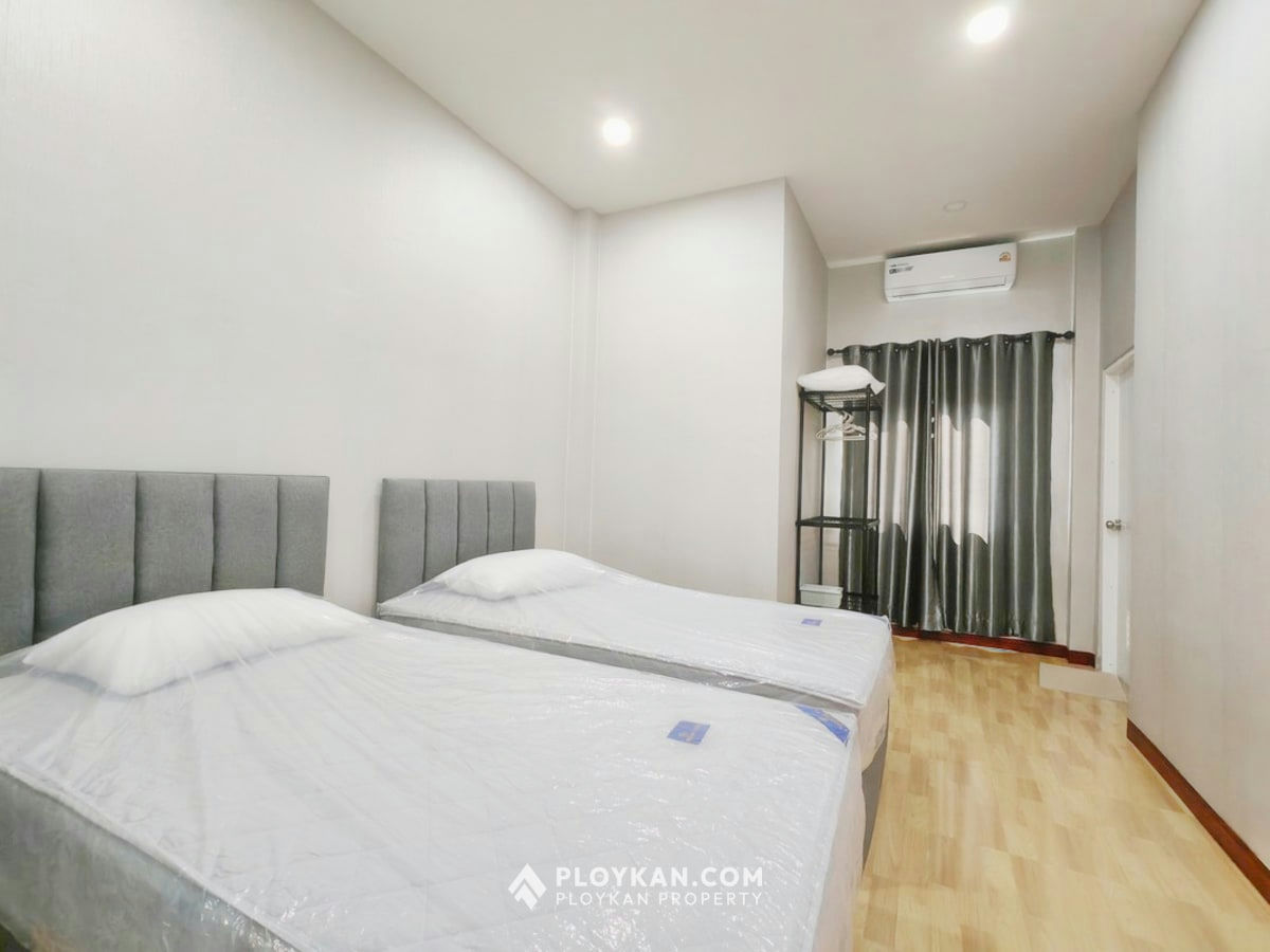 Spacious 5-Bedroom Pool Villa with Large Garden for Rent