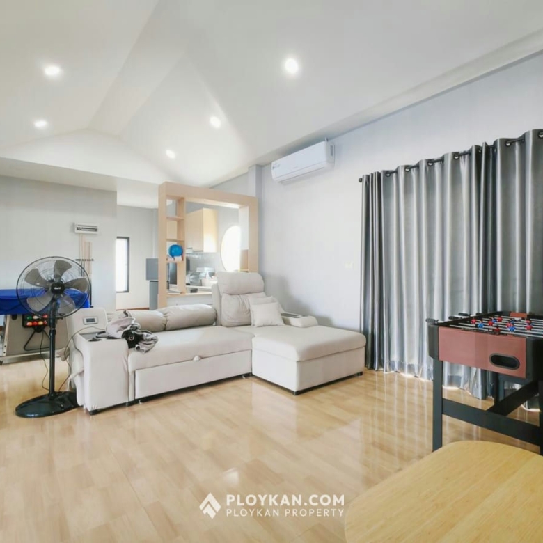 Spacious 5-Bedroom Pool Villa with Large Garden for Rent