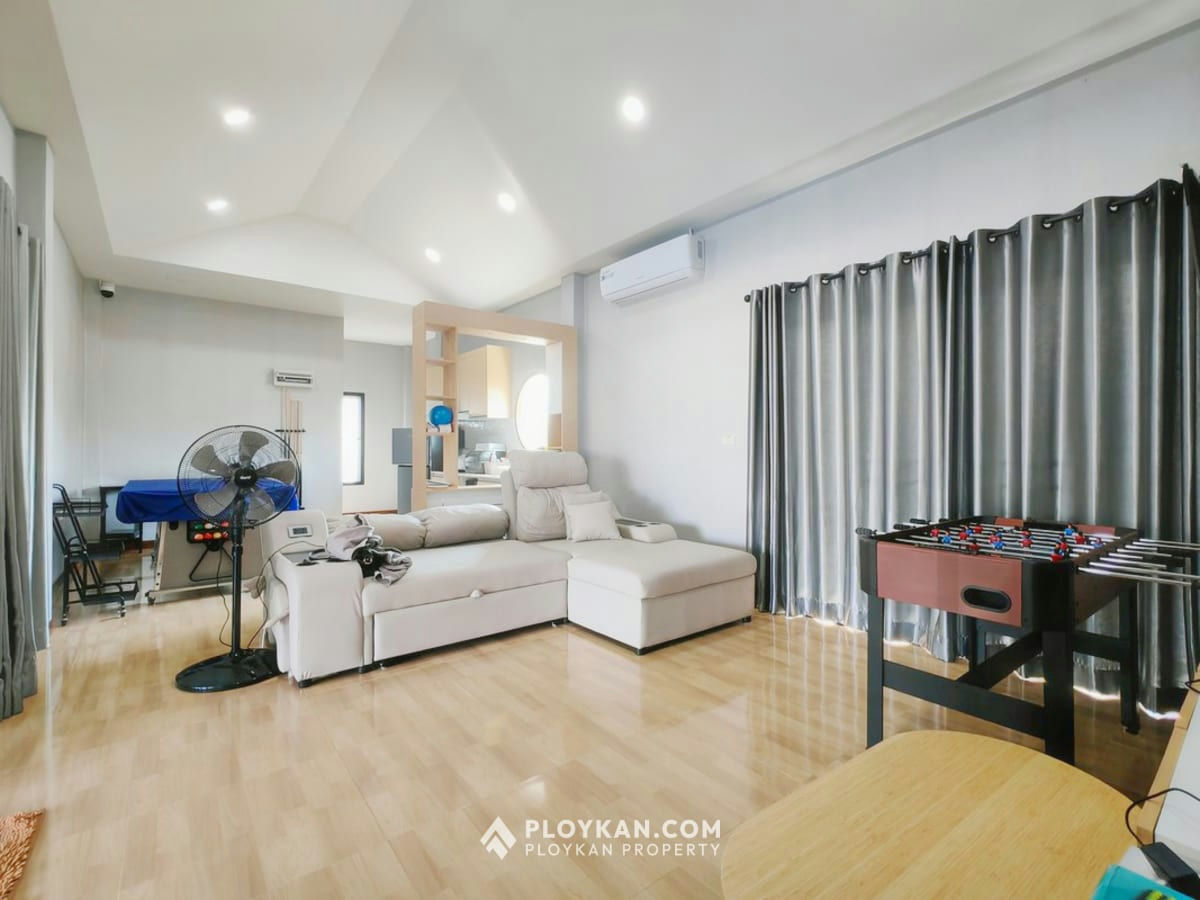 Spacious 5-Bedroom Pool Villa with Large Garden for Rent