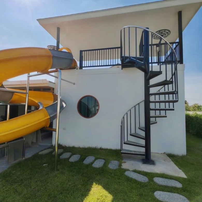 Spacious 5-Bedroom Pool Villa with Large Garden for Rent