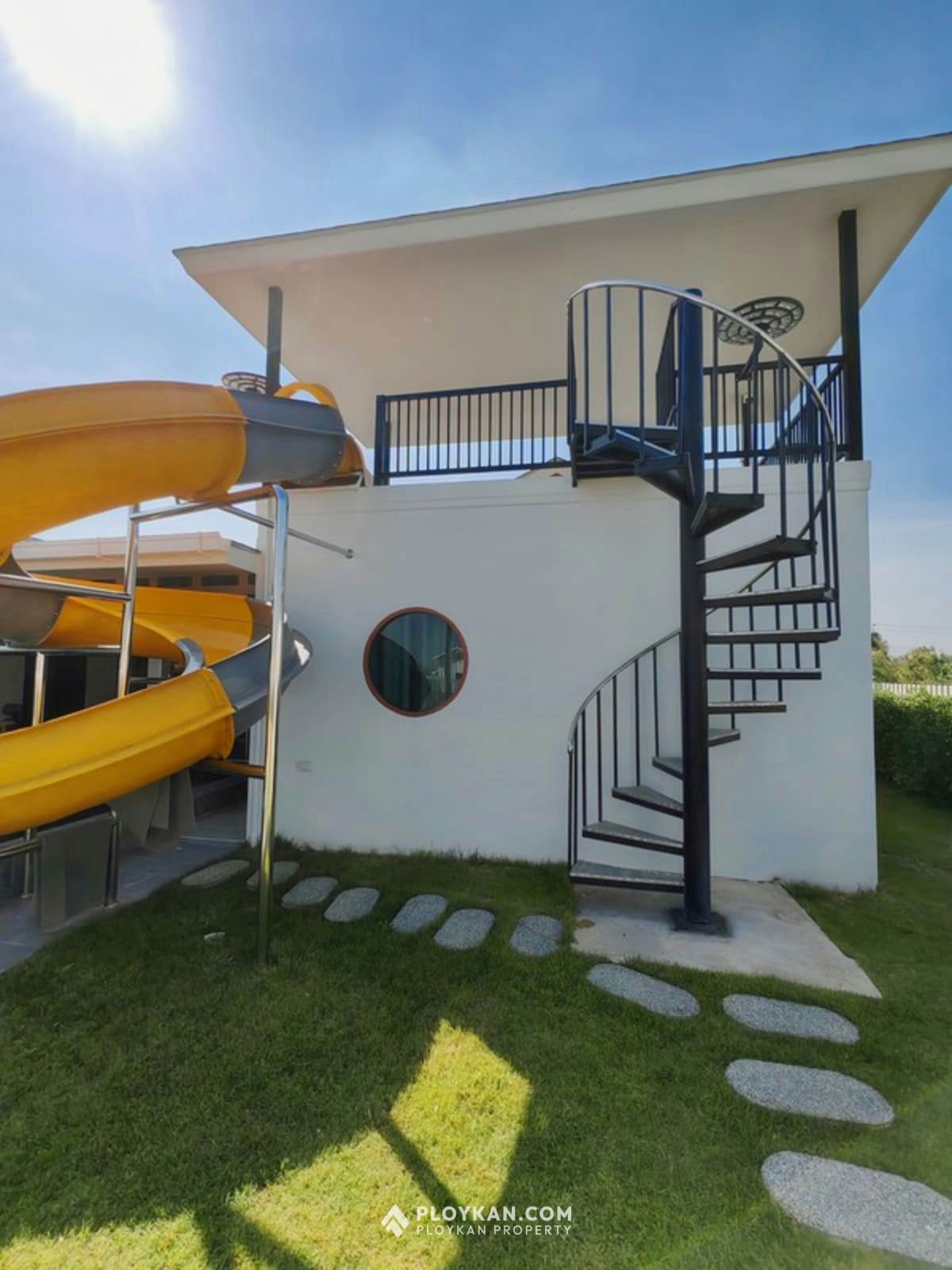 Spacious 5-Bedroom Pool Villa with Large Garden for Rent