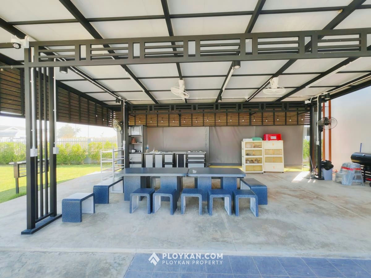 Spacious 5-Bedroom Pool Villa with Large Garden for Rent