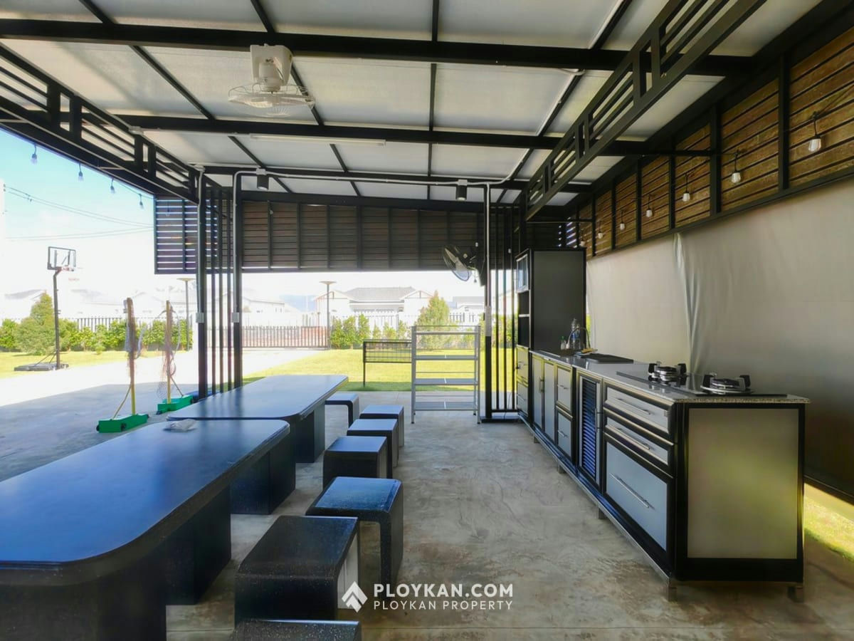 Spacious 5-Bedroom Pool Villa with Large Garden for Rent
