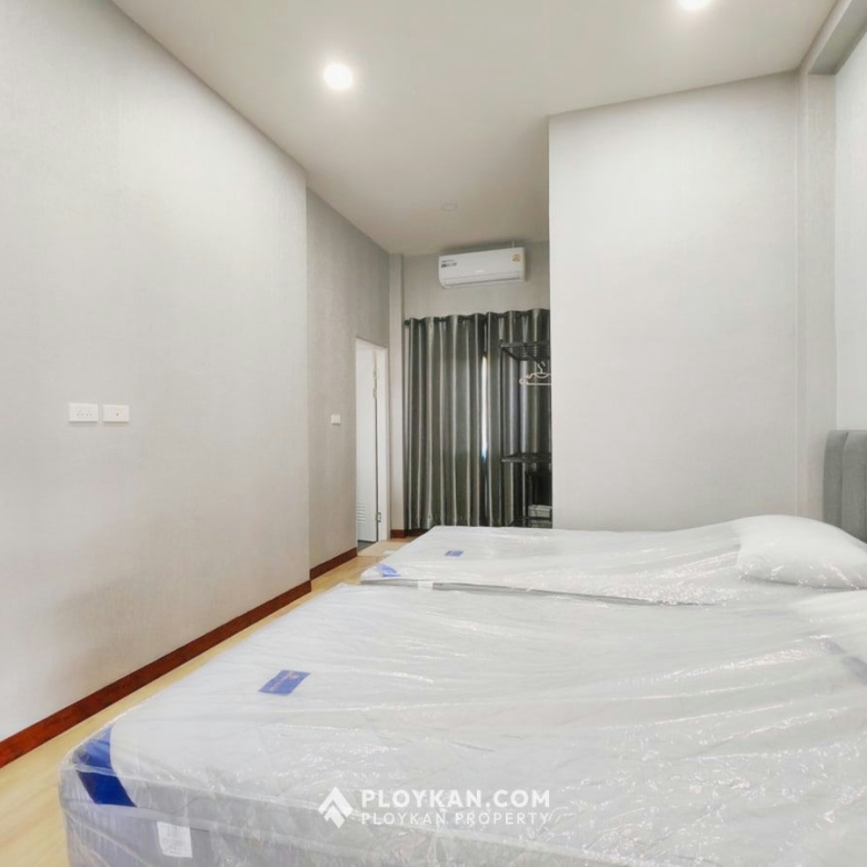 Spacious 5-Bedroom Pool Villa with Large Garden for Rent