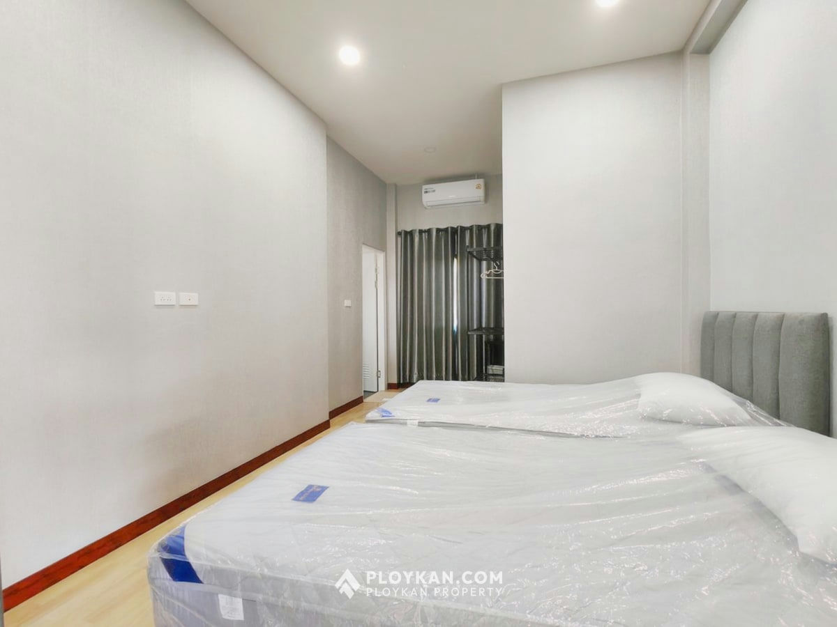 Spacious 5-Bedroom Pool Villa with Large Garden for Rent
