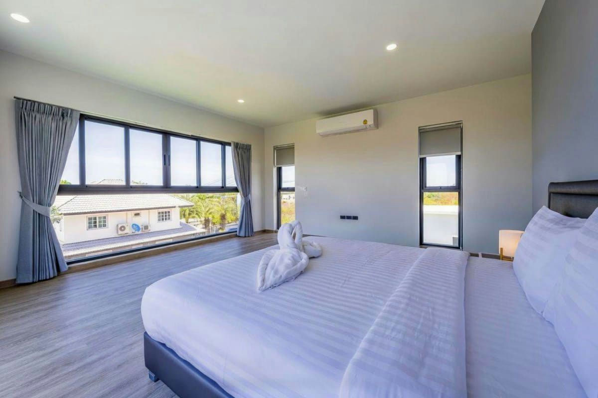 Modern Luxury Private Pool Villa for Rent near the Center of Hua Hin