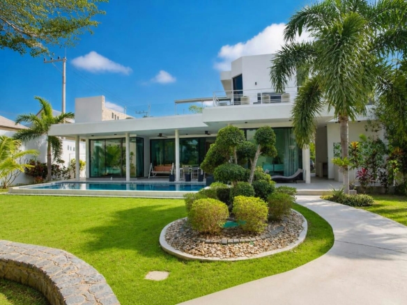 Modern Resort Style 4-Bedroom Pool Villa for Rent at La Lua Hua Hin