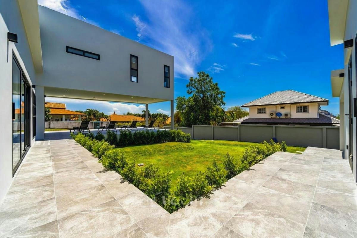 Modern Luxury Private Pool Villa for Rent near the Center of Hua Hin