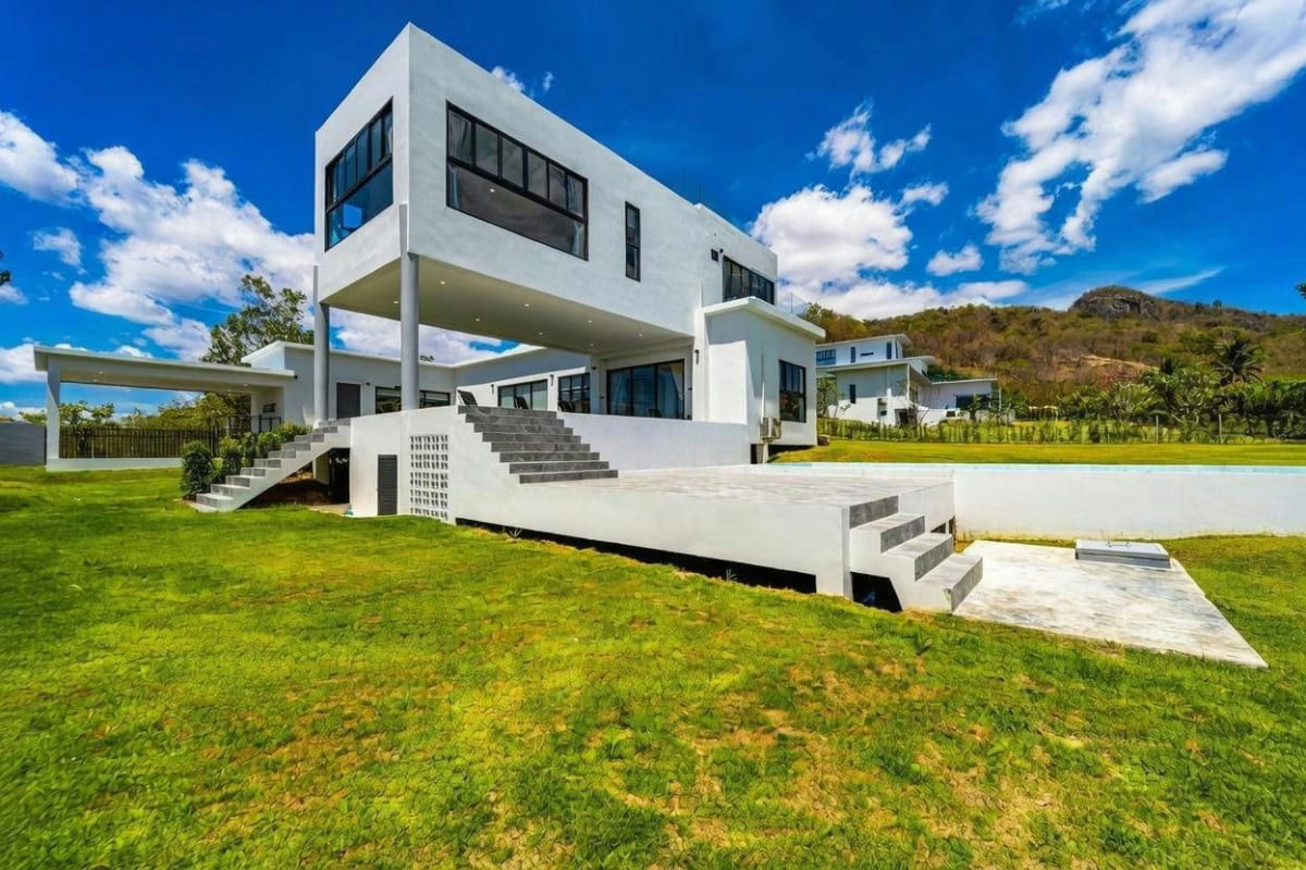 Modern Luxury Private Pool Villa for Rent near the Center of Hua Hin