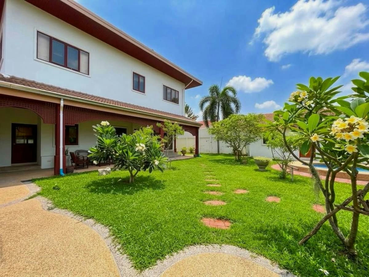 Pet Friendly Two-story 3-Bedroom Villa for Rent in Central Hua Hin