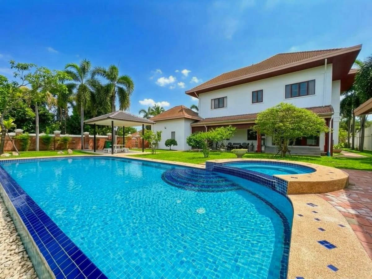 Pet Friendly Two-story 3-Bedroom Villa for Rent in Central Hua Hin