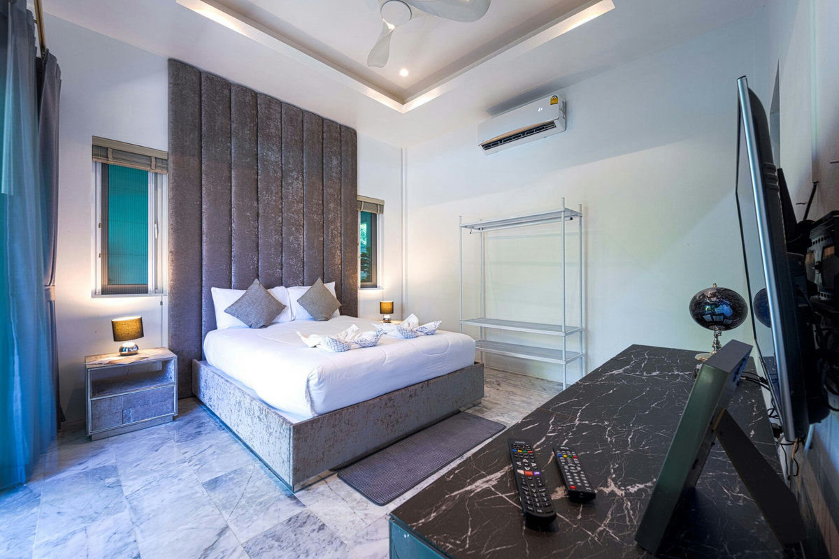 6 Bedroom Villa for Sale in Palm Hills Golf Club, Cha-Am