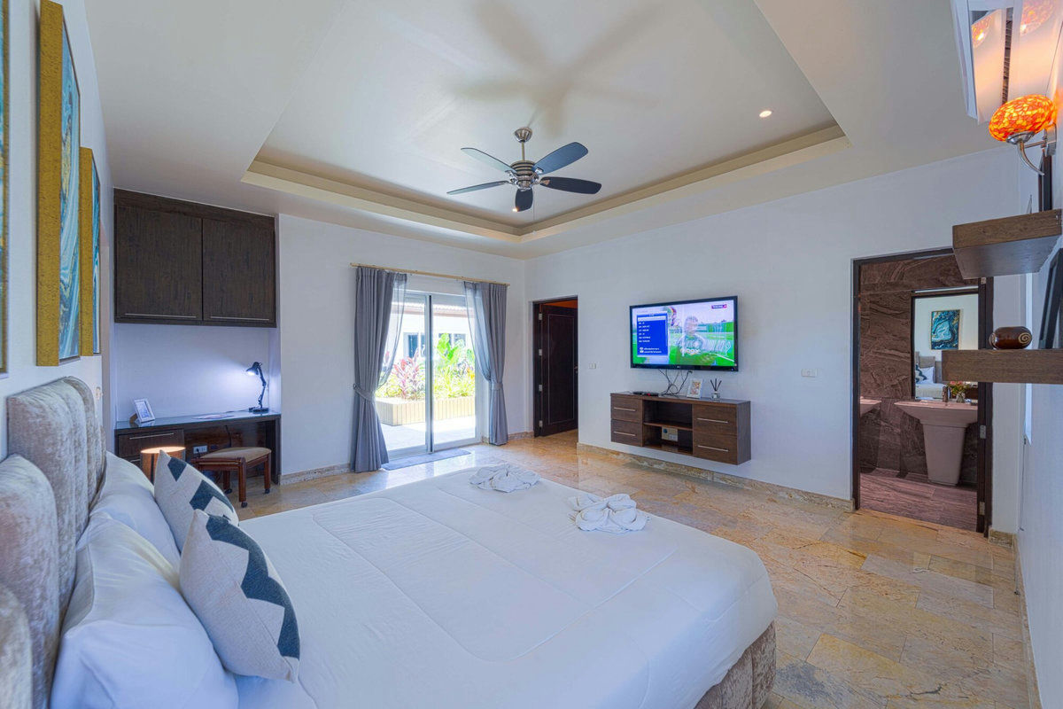 6 Bedroom Villa for Sale in Palm Hills Golf Club, Cha-Am