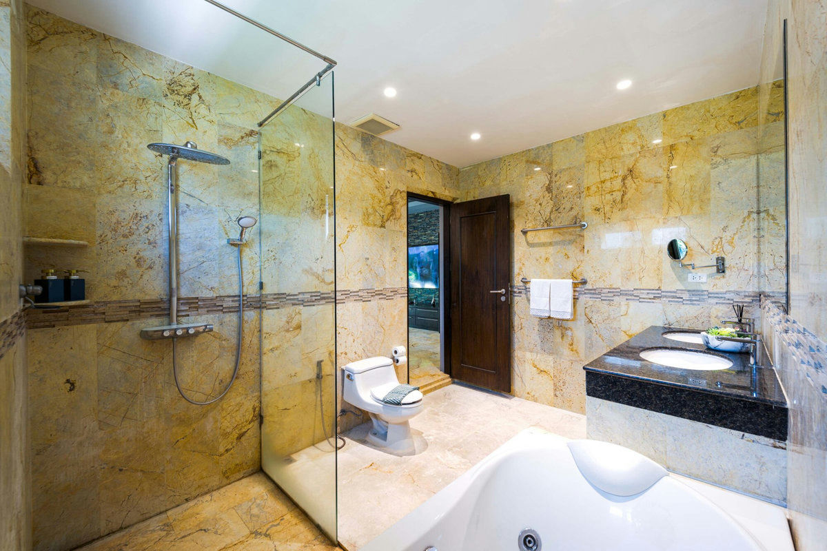 6 Bedroom Villa for Sale in Palm Hills Golf Club, Cha-Am