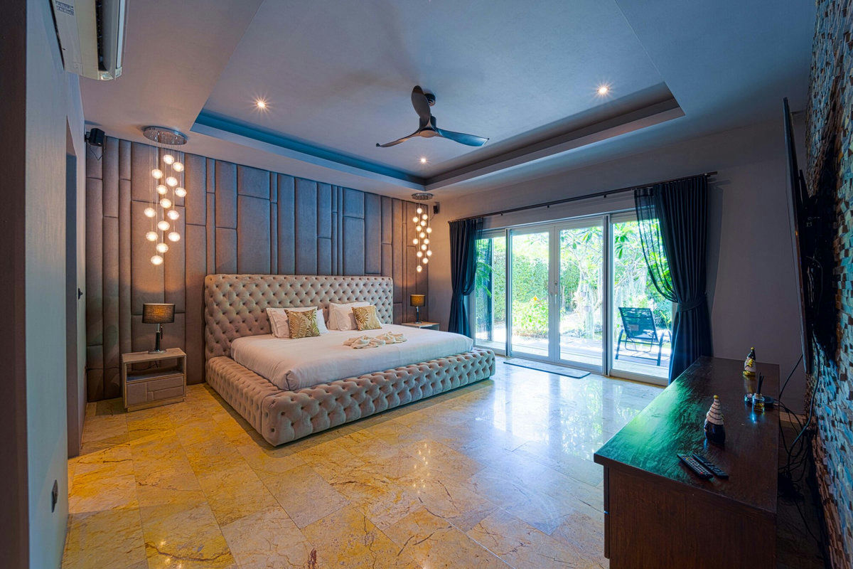 6 Bedroom Villa for Sale in Palm Hills Golf Club, Cha-Am