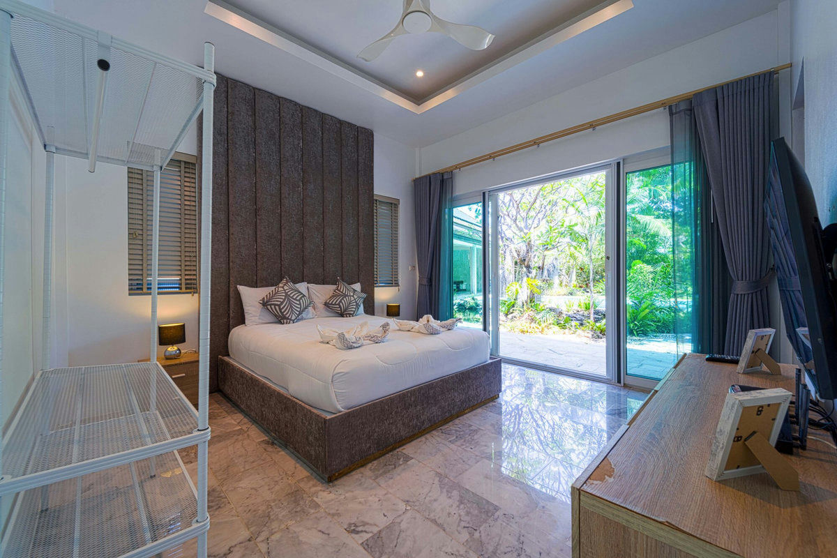 6 Bedroom Villa for Sale in Palm Hills Golf Club, Cha-Am